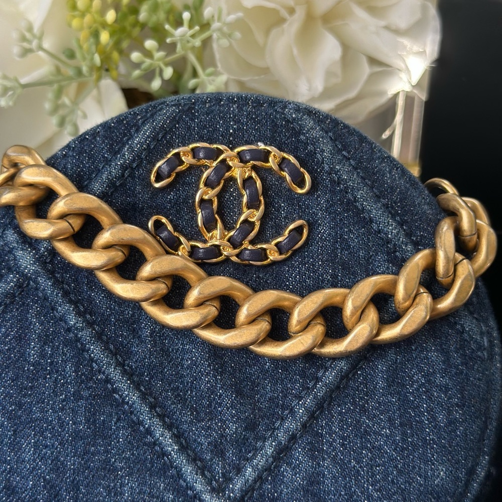 Chanel 19 denim round bag cross body - Picture 2 of 12